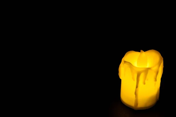 Bílá Svíčka Černém Pozadí Izolované Malá Svíčka Světle Žlutými Skvrnami — Stock fotografie