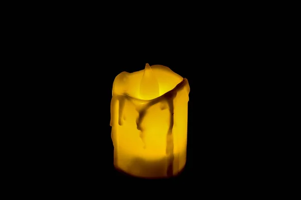 Белая Свеча Черном Фоне Изолирована Небольшая Свеча Светло Желтыми Пятнами — стоковое фото