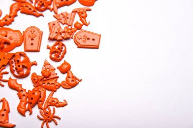 Cadılar Bayramı dekorasyonları beyaz arka planda. en üstteki görünüm