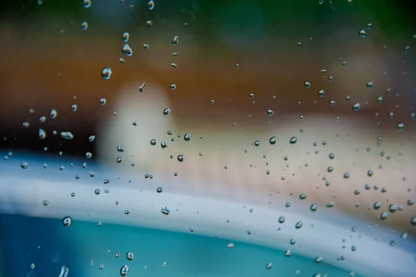 Druppels Regen Glas Met Groene Boom Natuur Achtergrond Romantische Shot — Stockfoto