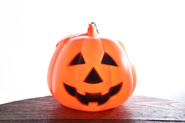 Cadılar Bayramı Kabakları beyaz arka planda izole edilmiş, Cadılar Bayramı arka planı