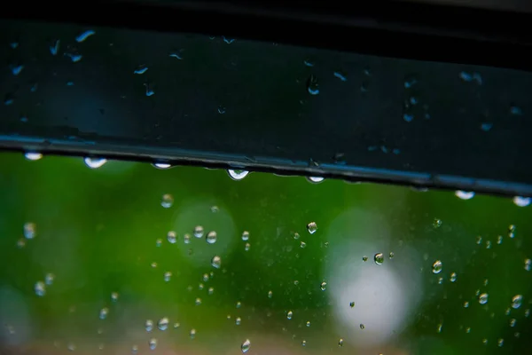 緑の木の背景を持つガラス上の雨の滴 ロマンチックなショットシーンの内容 カラフルな雨滴 — ストック写真