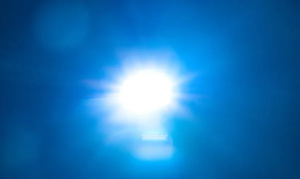 黒の背景 コンサート照明にブルーライトフレア特殊効果 — ストック写真