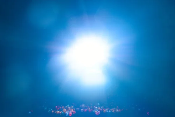黒の背景にブルーライトフレア特殊効果とビーズ コンサート照明 — ストック写真