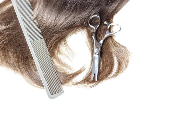 Ножиці, гребінець і коричневе волосся ізольовані на білому тлі, копія — стокове фото