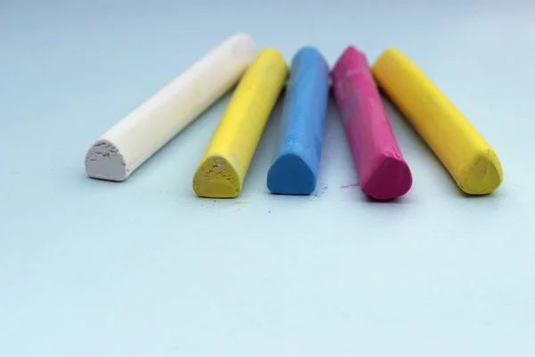 İzole mavi bir arka plan üzerinde renkli boya kalemi — Stok fotoğraf