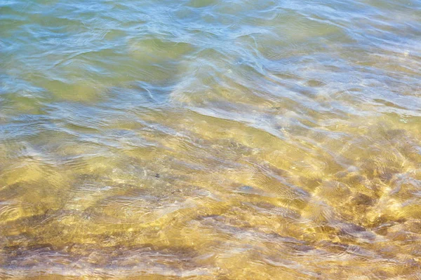 Ondulaciones marinas, turquesa, superficie del mar marrón, textura, fondo. Hermosa vista al mar verano . — Foto de Stock