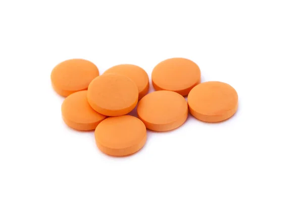 Pílulas laranja isoladas no fundo branco — Fotografia de Stock