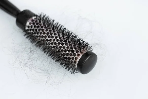 Cepillado con cabello suelto, concepto de pérdida de cabello, cuidado del cabello — Foto de Stock