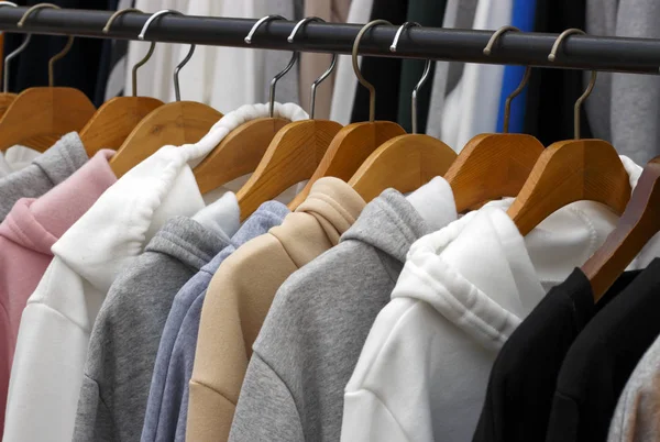 Bir giyim mağazası askıları hoodies yakın çekim — Stok fotoğraf