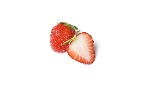 Fraise isolée sur fond blanc, gros plan, concept de saine alimentation, produits naturels . — Photo