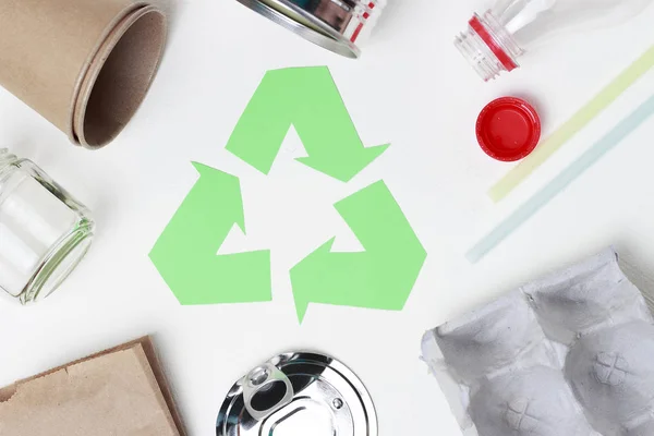 Green recyklingu, symbol śmieci i tworzyw sztucznych, żelaza śmieci na białym tle, widok z góry. — Zdjęcie stockowe