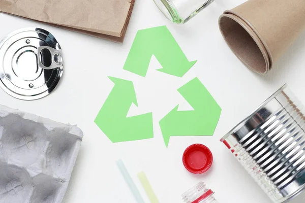 Verde reciclar basura símbolo y plástico, hierro basura sobre fondo blanco, vista superior . — Foto de Stock