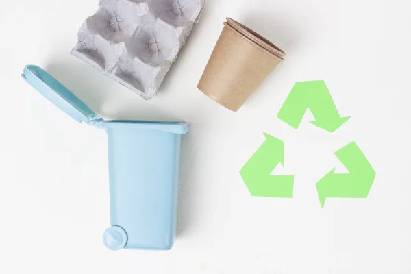 Papelera y basura de cartón sobre fondo blanco, vista superior . — Foto de Stock