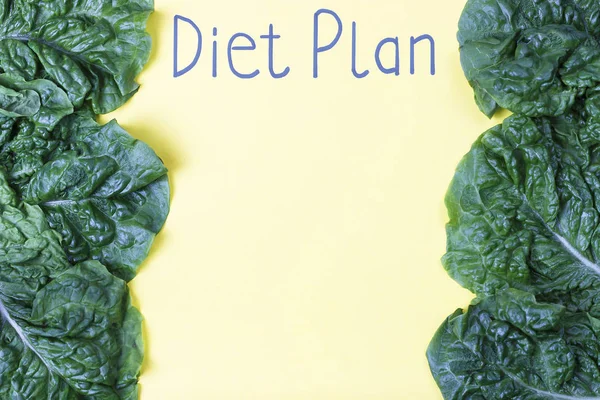 Felirat diéta terv sárga lapon és zöld darabokat. Megtekintés felülről — Stock Fotó