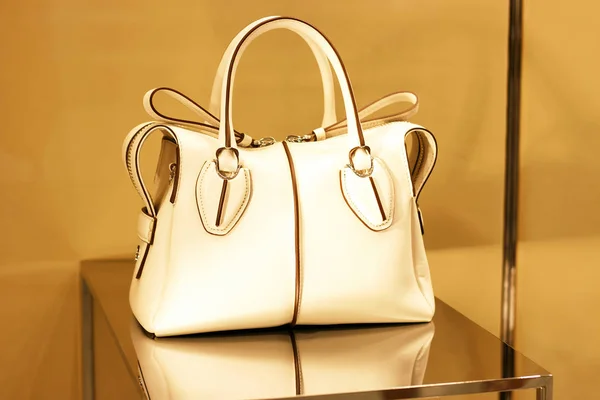 Bolso para mujer de cuero blanco en el primer plano de la tienda, vista frontal — Foto de Stock