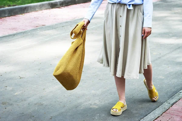 Equipo de moda de verano. Chica en vestido, zapatos amarillos y bolso de punto de moda — Foto de Stock