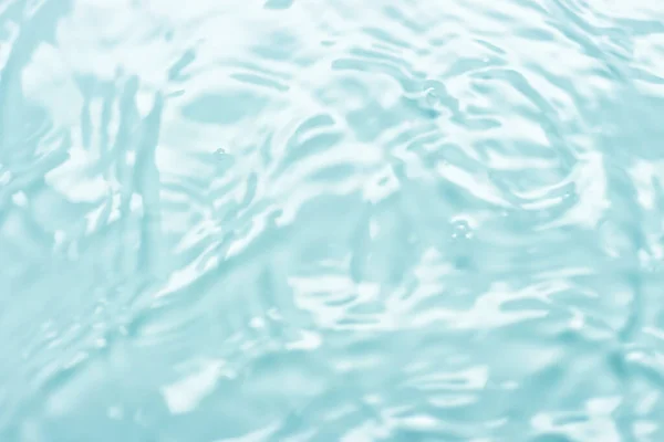 Biru air jernih dengan riak halus, gelombang, latar belakang alami — Stok Foto