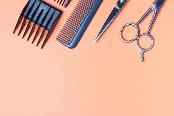 Friseurwerkzeuge, Schere und Kamm auf orangefarbenem Hintergrund, Kopierraum — Stockfoto