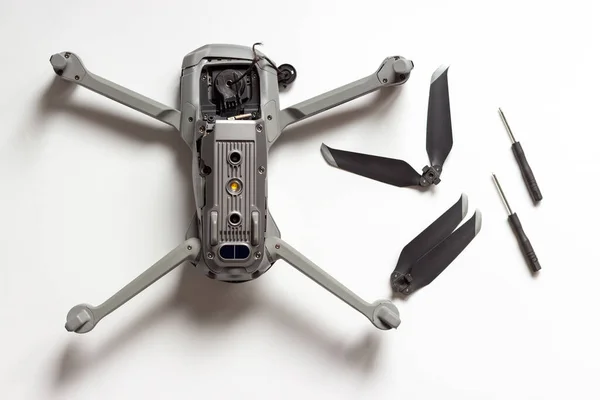 Négykopter Propeller Csavarhúzó Fehér Háttérrel Drónjavítás Koncepciója Stock Fotó