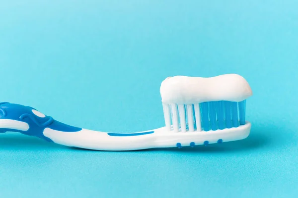 Escova Dentes Azul Com Pasta Dentes Fundo Azul Com Espaço — Fotografia de Stock