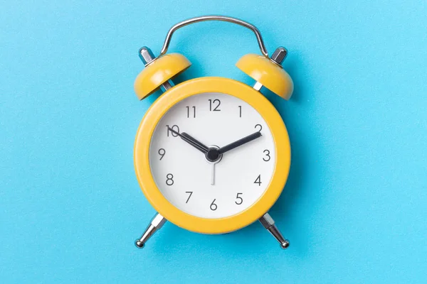 Relógio Alarme Amarelo Fundo Azul Close Vista Superior — Fotografia de Stock