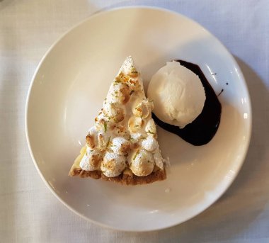 Dondurma topu ile limon Pie tatlı