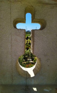 Cuellar duvarında Çapraz şekilli pencere