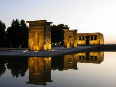 Sihirli saatte gün batımında Debod Tapınağı