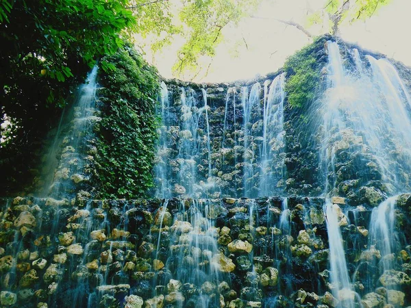 マドリードの公園の滝 — ストック写真