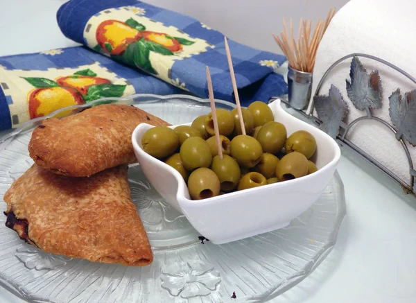 Assiette Avec Peluches Olives Vertes Prêtes Manger — Photo