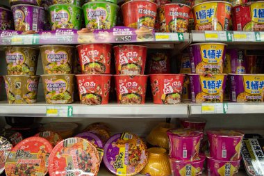 Beijing, Çin - 22 Aralık 2017: Çeşitli lezzet Satılık süpermarket Pekin için anlık erişte