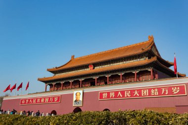 Beijing, Çin - 23 Aralık 2017: Giriş, Yasak Şehir Pekin'in Mao Zedong resim ve Çin bekçi vurdu gündüz geniş