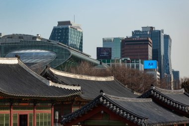 Seoul, Güney Kore - 21 Ocak 2018: bina çatıları ve gündüz, eski ve yeni kontrast kavramı, modern Kore manzarası Deoksugung