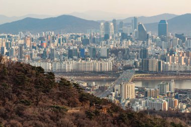 Seoul, Güney Kore - 22 Ocak 2018: hava atış Namsan Park Seul manzarası ile karayolu ve nehir kıyısında günbatımı kirli hava