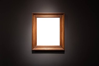 Boş ahşap ve siyah duvarına yapılan Sanat Galerisi Müzesi bireysel çerçevede asılı