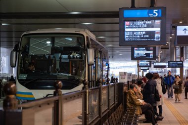 Osaka, Japonya - 01 Şubat 2018: Otobüs bekleyen kalkış Osaka İstasyonu ve bekleyenler için