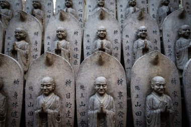 Miyajima, Japonya - 03 Şubat 2018: Desen taş Buda heykellerinde Miyajima Tapınak