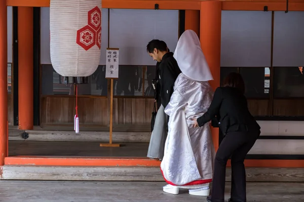 Miyajima Ιαπωνία Ιαν 2018 Παντρεύεται Στην Itsukushima Shrine Φορώντας Κόκκινα — Φωτογραφία Αρχείου