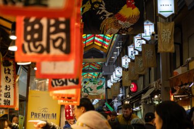 Kyoto, Japonya - 07 Şubat 2018: insanlar ve Teramachi ticari street, işaretler ve fenerler Kyoto üzerinde yürüyen turist