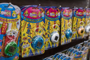 Tokyo, Japonya - 12 Şubat 2018: Tamagotchi elektronik retro sanal evcil dan mavi ve beyaz doksanlarda sıkı atış
