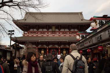 Tokyo, Japonya - 13 Şubat 2018: Senso-ji tapınak geleneksel mağazaları ile bir yolda her iki tarafı ve Temple Gate vasıl geçmiş yürürken insanlar