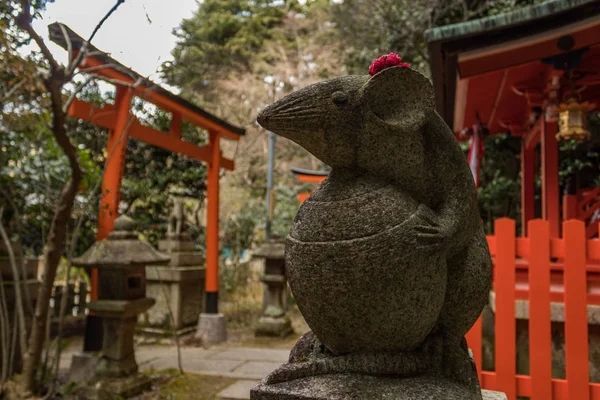 Kyoto Japão Fev 2018 Estátua Camundongos Perto Torii Vermelho Santuário — Fotografia de Stock