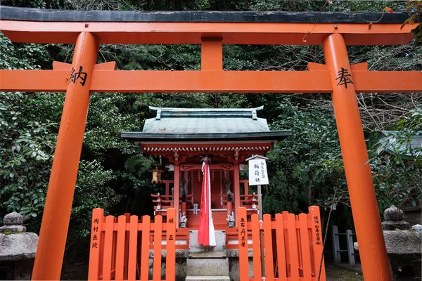 Kyoto Japão Fev 2018 Santuário Emoldurado Entre Portão Torii Vermelho — Fotografia de Stock