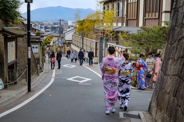 Kyoto Japão Fev 2018 Jovens Garotas Japonesas Coloridas Vestidas Com — Fotografia de Stock