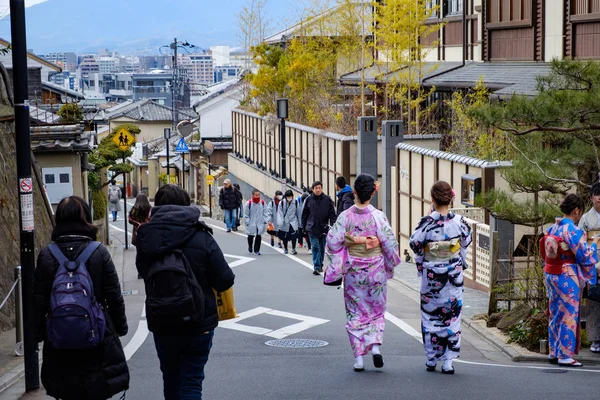 Kyoto Japão Fev 2018 Duas Meninas Japonesas Coloridas Vestidas Com — Fotografia de Stock