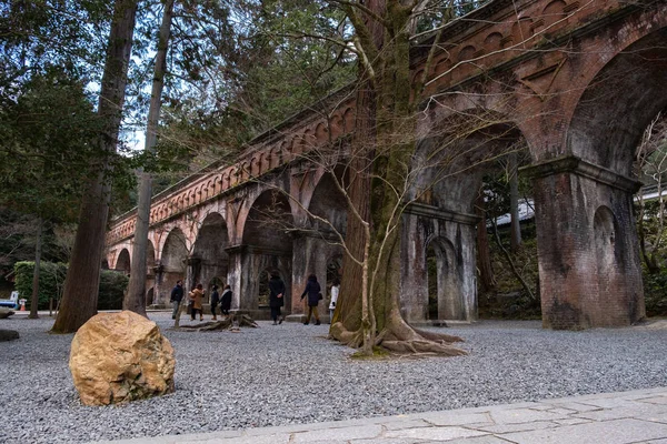 Kyoto Japan Februari 2018 Rode Bakstenen Brug Nanzen Tempel Omgeven Rechtenvrije Stockafbeeldingen