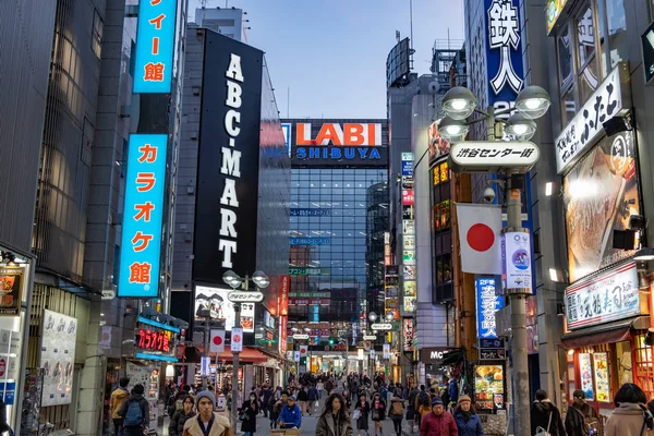 Tokyo Japonya Şubat 2018 Insanlar Binalar Parlak Renkli Reklam Panoları Telifsiz Stok Imajlar