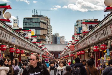 Tokyo, Japonya - 13 Şubat 2018: turistler ve yerliler için Senso-ji Tapınağı market street yürüyüş