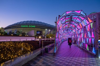 Tokyo, Japonya - 13 Şubat 2018: Tokyo Dome arena ve neon ışık tünel mavi saatte
